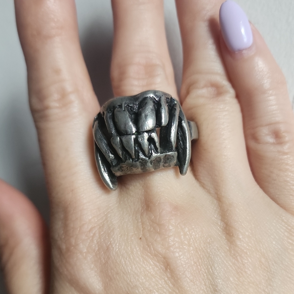 Martha Rotten monkey mouth teeth ring adjustable